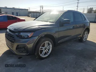 2024 Audi Q5 Premium Plus z VIN WA1BBAFY9R2063776, wystawiony jako Copart lot #61252035 z przebiegiem 2 813 mil mil oraz Szkoda całkowita • Salvage title. Historia ofert i sprzedaży dostępna na DreamBid. Obrazek 1.