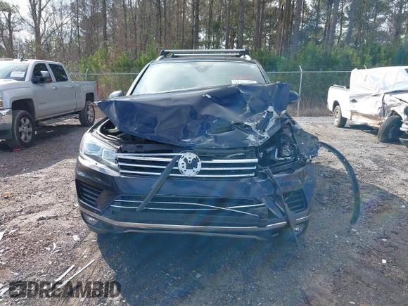 2017 Volkswagen Touareg Wolfsburg Edition z VIN WVGRF7BP6HD006748, wystawiony jako IAAI lot #41483215 z przebiegiem 97 816 mil mil oraz . Historia ofert i sprzedaży dostępna na DreamBid. Obrazek 12.