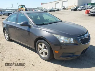 2014 Chevrolet Cruze 1LT z VIN 1G1PC5SB7E7317864, wystawiony jako IAAI lot #41914160 z przebiegiem 99 822 mil mil oraz . Historia ofert i sprzedaży dostępna na DreamBid. Obrazek 1.