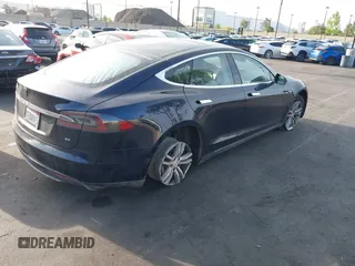 2014 Tesla Model S 60 z VIN 5YJSA1H11EFP30596, wystawiony jako IAAI lot #42235901 z przebiegiem 143 837 mil mil oraz . Historia ofert i sprzedaży dostępna na DreamBid. Obrazek 4.