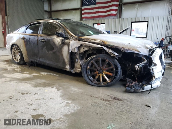 2016 Jaguar XJ R-Sport z VIN SAJWJ1CD8G8W02055, wystawiony jako Copart lot #52135285 z przebiegiem Nie podano mil oraz Nie do naprawy • Non repairable. Historia ofert i sprzedaży dostępna na DreamBid. Obrazek 4.