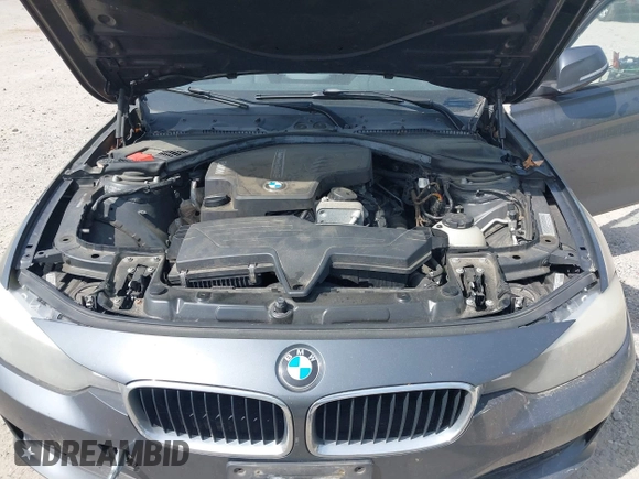 2013 BMW 3 Series 320i xDrive z VIN WBA3C3C5XDF979586, wystawiony jako IAAI lot #42186955 z przebiegiem 153 997 mil mil oraz . Historia ofert i sprzedaży dostępna na DreamBid. Obrazek 10.