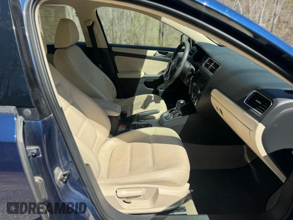 2012 Volkswagen Jetta SE z VIN 3VWDP7AJ8CM46, wystawiony jako Copart lot #55693265 z przebiegiem 116 552 mil mil oraz Czysty tytuł • Clean title. Historia ofert i sprzedaży dostępna na DreamBid. Obrazek 5.