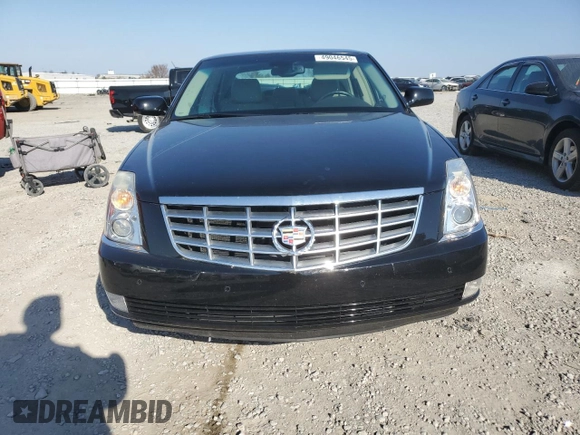 2008 Cadillac DTS 1SA z VIN 1G6KD57Y48U106139, wystawiony jako Copart lot #49046545 z przebiegiem 53 550 mil mil oraz Szkody całkowita. Historia ofert i sprzedaży dostępna na DreamBid. Obrazek 5.