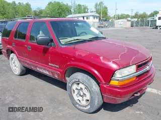 2002 Chevrolet Blazer LS z VIN 1GNDT13WX2K237284, wystawiony jako IAAI lot #42193499 z przebiegiem 137 258 mil mil oraz . Historia ofert i sprzedaży dostępna na DreamBid. Obrazek 1.