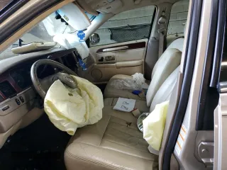2004 Lincoln Town Car Signature z VIN 1LNHM81W84Y622082, wystawiony jako Copart lot #58953375 z przebiegiem Nie podano mil oraz Szkoda całkowita • Salvage title. Historia ofert i sprzedaży dostępna na DreamBid. Obrazek 7.