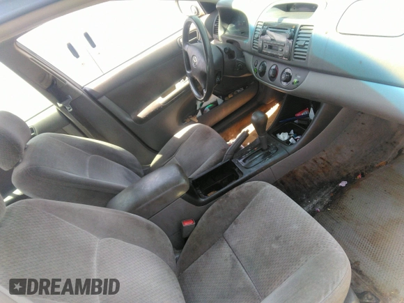 2003 Toyota Camry LE z VIN 4T1BF32K73U040558, wystawiony jako IAAI lot #42092091 z przebiegiem 179 949 mil mil oraz . Historia ofert i sprzedaży dostępna na DreamBid. Obrazek 5.