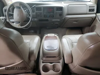 2001 Ford Excursion Limited z VIN 1FMSU43F81EC12990, wystawiony jako Copart lot #56883255 z przebiegiem 299 713 mil mil oraz Tytuł czysty. Historia ofert i sprzedaży dostępna na DreamBid. Obrazek 8.