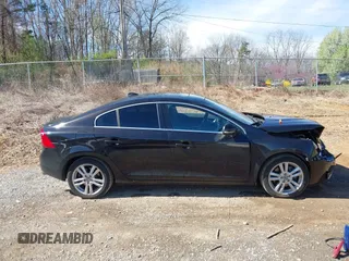 2013 Volvo S60 T5 Premier z VIN YV1612FS6D2207556, wystawiony jako IAAI lot #41895353 z przebiegiem 96 213 mil mil oraz . Historia ofert i sprzedaży dostępna na DreamBid. Obrazek 14.