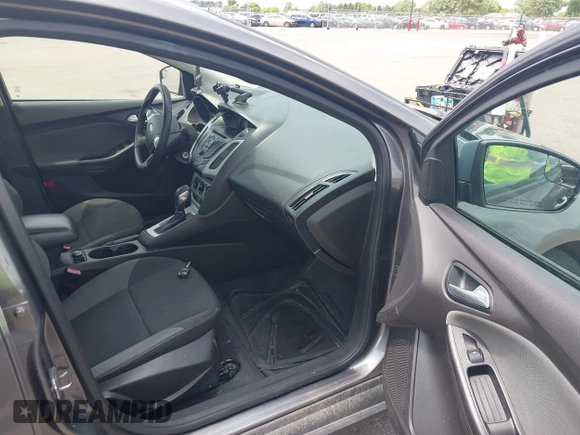 2012 Ford Focus SE z VIN 1FAHP3F21CL463413, wystawiony jako IAAI lot #42564350 z przebiegiem 115 849 mil mil oraz . Historia ofert i sprzedaży dostępna na DreamBid. Obrazek 5.