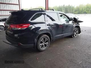 2018 Toyota Highlander LE с VIN 5TDBZRFH2JS855104, выставлен на аукционе IAAI как лот 42263950 с пробегом 51 070 миль миль и . История ставок и продаж доступна на DreamBid. Изображение 4.