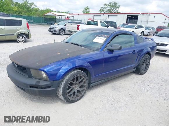 2005 Ford Mustang Deluxe z VIN 1ZVFT80N855245440, wystawiony jako IAAI lot #42428523 z przebiegiem 200 198 mil mil oraz . Historia ofert i sprzedaży dostępna na DreamBid. Obrazek 2.