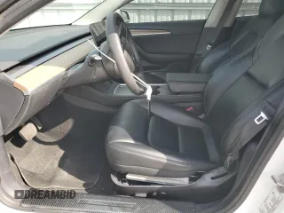 2021 Tesla Model 3 Standard Range Plus z VIN 5YJ3E1EA8MF098935, wystawiony jako Copart lot #53267905 z przebiegiem 116 673 mil mil oraz Szkody całkowita. Historia ofert i sprzedaży dostępna na DreamBid. Obrazek 7.