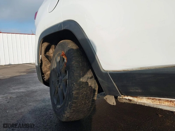 2014 Jeep Cherokee Latitude with VIN 1C4PJMCS0EW282418, listed as a IAAI auction lot 41338293 with 119,819 mi miles. Bid and sale history available at carsss.com. Image 20.