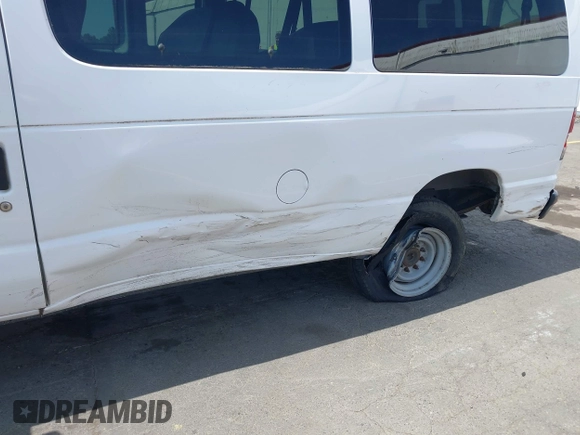 2013 Ford Econoline Passenger XL z VIN 1FBNE3BL4DDA56459, wystawiony jako IAAI lot #42223633 z przebiegiem 411 732 mil mil oraz . Historia ofert i sprzedaży dostępna na DreamBid. Obrazek 6.