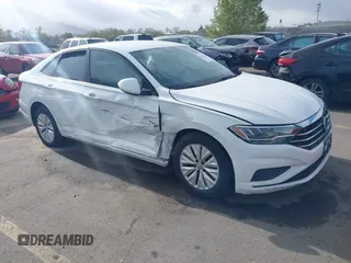 2019 Volkswagen Jetta S z VIN 3VWC57BU6KM273481, wystawiony jako IAAI lot #42074404 z przebiegiem 68 181 mil mil oraz . Historia ofert i sprzedaży dostępna na DreamBid. Obrazek 1.