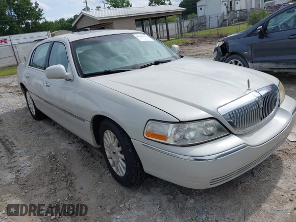 2004 Lincoln Town Car Ultimate z VIN 1LNHM83W64Y683461, wystawiony jako IAAI lot #42393678 z przebiegiem 145 841 mil mil oraz . Historia ofert i sprzedaży dostępna na DreamBid. Obrazek 1.