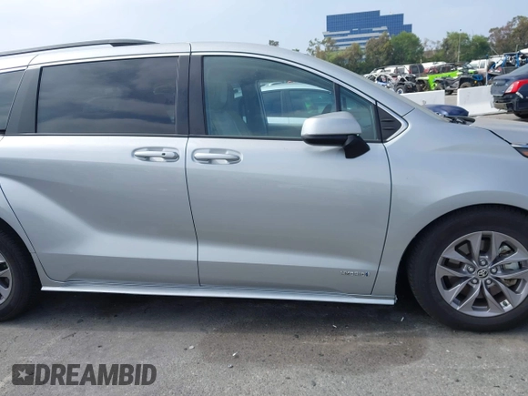 2021 Toyota Sienna LE with VIN 5TDKRKEC5MS010782, listed as a IAAI auction lot 42272827 with 196,844 mi miles and . Bid and sale history available at DreamBid. Image 13.