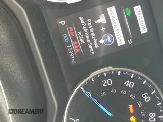 2021 Toyota RAV4 Hybrid LE z VIN 4T3B6RFV5MU032099, wystawiony jako IAAI lot #42339718 z przebiegiem 75 391 mil mil oraz . Historia ofert i sprzedaży dostępna na DreamBid. Obrazek 1.