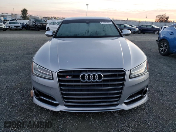 2015 Audi S8 z VIN WAUK2AFD6FN011936, wystawiony jako Copart lot #41606215 z przebiegiem 40 260 mil mil oraz Szkoda całkowita • Salvage title. Historia ofert i sprzedaży dostępna na DreamBid. Obrazek 5.