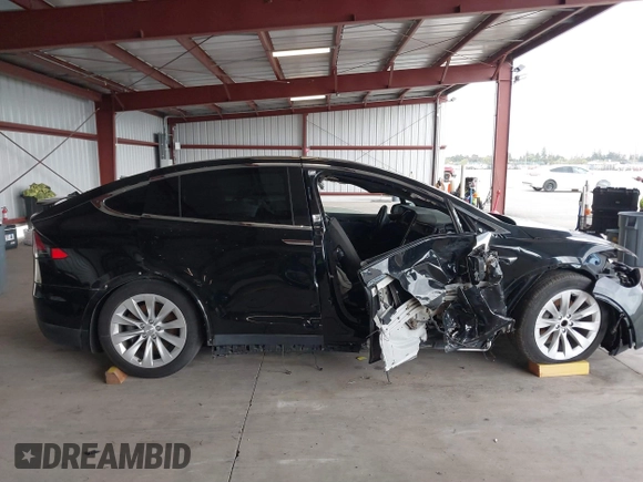 2017 Tesla Model X 90D z VIN 5YJXCAE21HF041207, wystawiony jako IAAI lot #41766065 z przebiegiem Nie podano mil oraz . Historia ofert i sprzedaży dostępna na DreamBid. Obrazek 13.