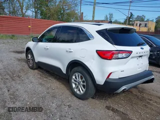 2021 Ford Escape SE z VIN 1FMCU0G60MUB22668, wystawiony jako IAAI lot #42213083 z przebiegiem 25 159 mil mil oraz . Historia ofert i sprzedaży dostępna na DreamBid. Obrazek 3.