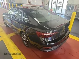 2024 Volkswagen Jetta S z VIN 3VW5M7BU5RM054887, wystawiony jako IAAI lot #42852694 z przebiegiem 25 677 mil mil oraz . Historia ofert i sprzedaży dostępna na DreamBid. Obrazek 8.