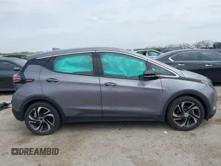 2023 Chevrolet Bolt EV 2LT z VIN 1G1FX6S0XP4170965, wystawiony jako IAAI lot #41946627 z przebiegiem 18 477 mil mil oraz . Historia ofert i sprzedaży dostępna na DreamBid. Obrazek 13.