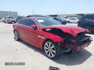 2015 Jaguar XJ z VIN SAJWA1CZ6F8V84696, wystawiony jako IAAI lot #42234757 z przebiegiem 57 999 mil mil oraz . Historia ofert i sprzedaży dostępna na DreamBid. Obrazek 1.