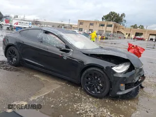 2017 Tesla Model S 60 z VIN 5YJSA1E15HF208658, wystawiony jako IAAI lot #41796033 z przebiegiem 75 589 mil mil oraz . Historia ofert i sprzedaży dostępna na DreamBid. Obrazek 1.