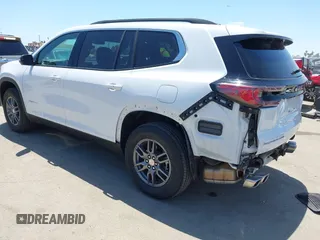 2025 GMC Acadia AWD Elevation z VIN 1GKENNRS9SJ216827, wystawiony jako IAAI lot #42408304 z przebiegiem 6 359 mil mil oraz . Historia ofert i sprzedaży dostępna na DreamBid. Obrazek 3.