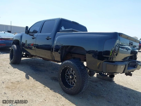 2011 Chevrolet Silverado 1500 LT with VIN 3GCPKSE37BG235632, listed as a IAAI auction lot 41827981 with 151,556 mi miles. Bid and sale history available at carsss.com. Image 3.