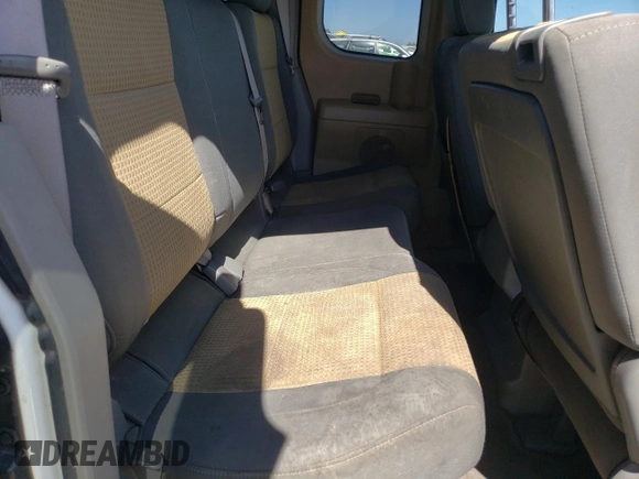 2004 Nissan Titan SE z VIN 1N6AA06A54N529628, wystawiony jako Copart lot #61020005 z przebiegiem 258 224 mil mil oraz Czysty tytuł • Clean title. Historia ofert i sprzedaży dostępna na DreamBid. Obrazek 10.
