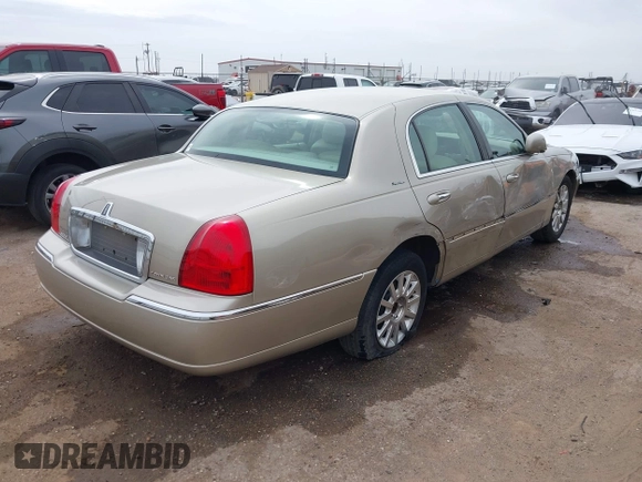 2006 Lincoln Town Car Signature z VIN 1LNHM81W66Y604098, wystawiony jako IAAI lot #42063391 z przebiegiem 93 541 mil mil oraz . Historia ofert i sprzedaży dostępna na DreamBid. Obrazek 4.