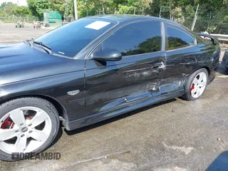 2005 Pontiac GTO z VIN 6G2VX12U85L367278, wystawiony jako IAAI lot #42140119 z przebiegiem 121 397 mil mil oraz . Historia ofert i sprzedaży dostępna na DreamBid. Obrazek 6.