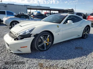 2014 Ferrari California z VIN ZFF65TJA1E0196883, wystawiony jako Copart lot #42812165 z przebiegiem 34 961 mil mil oraz Nie do naprawy. Historia ofert i sprzedaży dostępna na DreamBid. Obrazek 1.