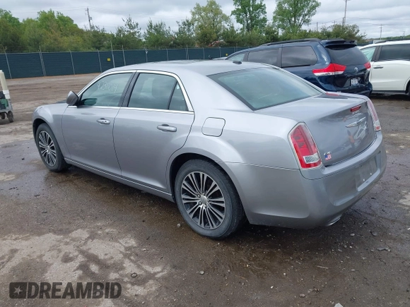 2014 Chrysler 300 S z VIN 2C3CCAGG1EH161994, wystawiony jako IAAI lot #42311014 z przebiegiem 168 002 mil mil oraz . Historia ofert i sprzedaży dostępna na DreamBid. Obrazek 3.