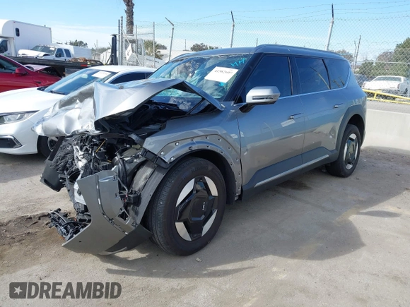 2024 Kia EV9 Wind z VIN KNDAFFS52R6023305, wystawiony jako IAAI lot #41582609 z przebiegiem 23 941 mil mil oraz . Historia ofert i sprzedaży dostępna na DreamBid. Obrazek 2.