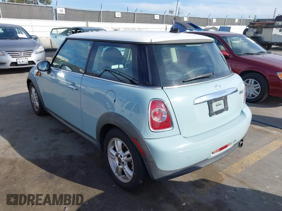 2011 MINI Hardtop z VIN WMWSU3C57BT251053, wystawiony jako IAAI lot #41774654 z przebiegiem 128 835 mil mil oraz . Historia ofert i sprzedaży dostępna na DreamBid. Obrazek 3.