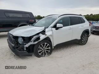 2023 Toyota Corolla Cross XLE z VIN 7MUDAAAG9PV061649, wystawiony jako Copart lot #55067435 z przebiegiem 15 819 mil mil oraz Nie do naprawy • Non repairable. Historia ofert i sprzedaży dostępna na DreamBid. Obrazek 1.