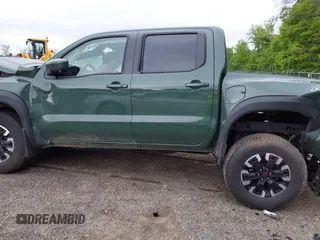 2024 Nissan Frontier SV z VIN 1N6ED1EK5RN660090, wystawiony jako IAAI lot #42258836 z przebiegiem 7 358 mil mil oraz . Historia ofert i sprzedaży dostępna na DreamBid. Obrazek 15.