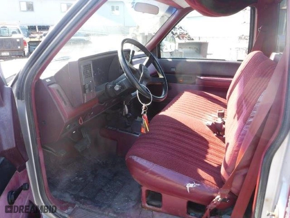 1989 Chevrolet C/K 2500 with VIN 1GCFK24K7KE208250, listed as a Copart auction lot 82619474 with 79,512 mi miles and Non Repairable. Bid and sale history available at carsss.com. Image 7.