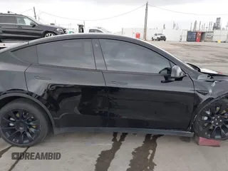 2022 Tesla Model Y Long Range z VIN 7SAYGDEE0NF508958, wystawiony jako IAAI lot #42191819 z przebiegiem 60 880 mil mil oraz . Historia ofert i sprzedaży dostępna na DreamBid. Obrazek 13.