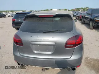 2012 Porsche Cayenne Turbo с VIN WP1AC2A29CLA80486, выставлен на аукционе IAAI как лот 42324263 с пробегом 106 588 миль миль и . История ставок и продаж доступна на DreamBid. Изображение 16.