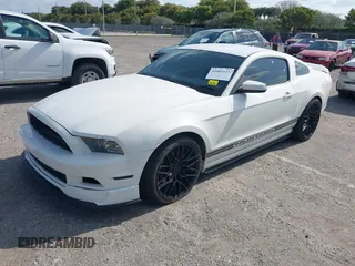 2013 Ford Mustang V6 z VIN 1ZVBP8AM2D5250074, wystawiony jako IAAI lot #42081635 z przebiegiem 135 958 mil mil oraz . Historia ofert i sprzedaży dostępna na DreamBid. Obrazek 2.