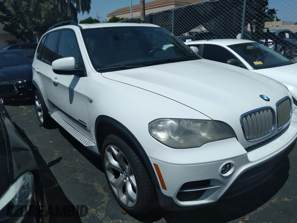 2011 BMW X5 35d z VIN 5UXZW0C59BL662592, wystawiony jako IAAI lot #42317116 z przebiegiem 93 848 mil mil oraz . Historia ofert i sprzedaży dostępna na DreamBid. Obrazek 1.