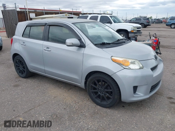 2008 Scion xD z VIN JTKKU10478J026048, wystawiony jako IAAI lot #42303395 z przebiegiem 145 482 mil mil oraz . Historia ofert i sprzedaży dostępna na DreamBid. Obrazek 1.