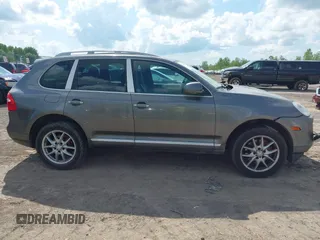 2008 Porsche Cayenne S z VIN WP1AB29P48LA44473, wystawiony jako IAAI lot #42273368 z przebiegiem 181 076 mil mil oraz . Historia ofert i sprzedaży dostępna na DreamBid. Obrazek 13.