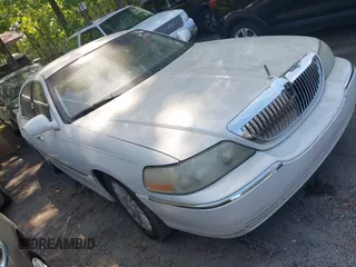 2003 Lincoln Town Car Signature z VIN 1LNHM82W53Y641721, wystawiony jako IAAI lot #42054543 z przebiegiem 182 703 mil mil oraz . Historia ofert i sprzedaży dostępna na DreamBid. Obrazek 1.