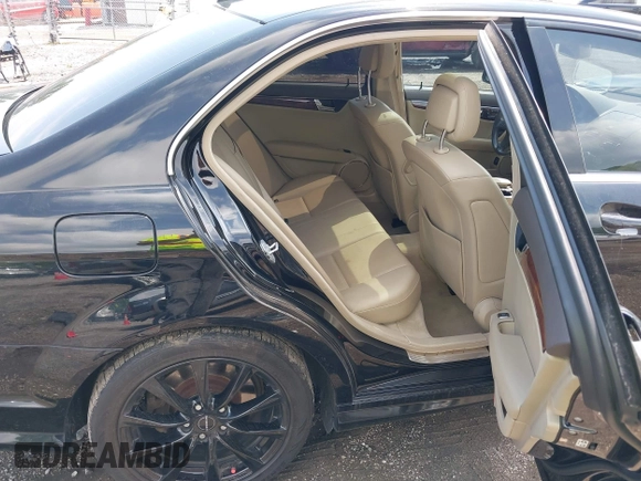 2009 Mercedes-Benz C 300 Sport z VIN WDDGF81X99F247766, wystawiony jako IAAI lot #42426314 z przebiegiem 174 256 mil mil oraz . Historia ofert i sprzedaży dostępna na DreamBid. Obrazek 8.